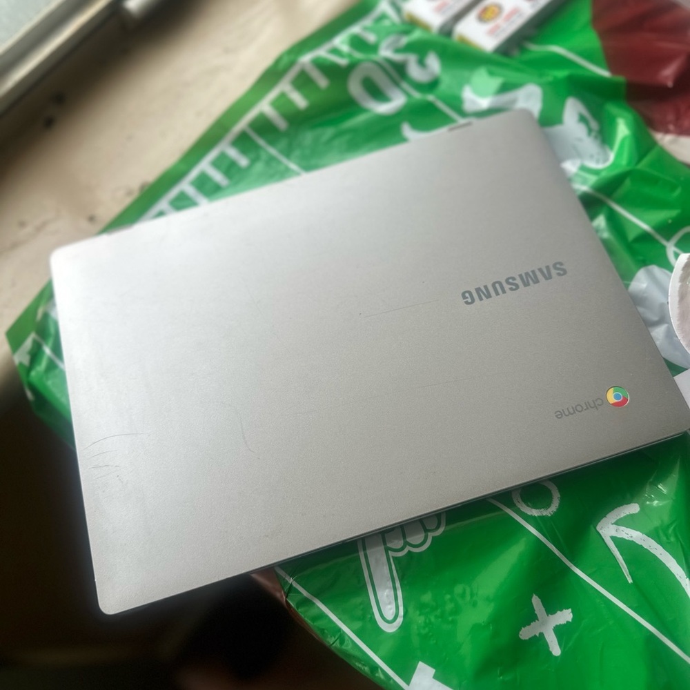 Samsung Silver Laptop Sleek Design